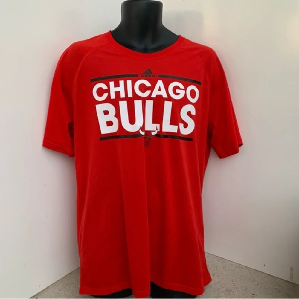 Adidas Chicago Bulls Ultimate Tee, Bright Red men’s short sleeve tee XL